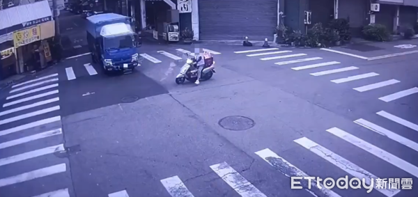 ▲▼台中1名女騎士載菜去擺攤，不料在路口慘遭貨車撞死。（圖／民眾提供，下同）
