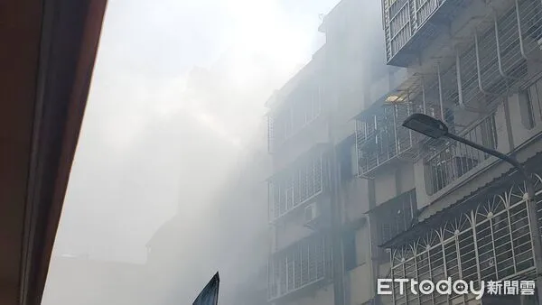 ▲▼台北市文山區火警，黑煙竄天。（圖／記者黃彥傑攝）