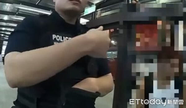 ▲台南轉運站清晨發生酒醉男子誤認背包與民眾拉扯衝突，警方獲報趕抵處理，消弭一場糾爭。（記者林東良翻攝，下同）