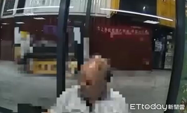 ▲台南轉運站清晨發生酒醉男子誤認背包與民眾拉扯衝突，警方獲報趕抵處理，消弭一場糾爭。（記者林東良翻攝，下同）