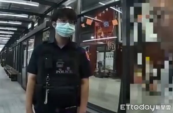 ▲台南轉運站清晨發生酒醉男子誤認背包與民眾拉扯衝突，警方獲報趕抵處理，消弭一場糾爭。（記者林東良翻攝，下同）