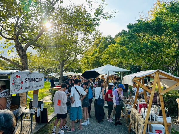 ▲▼桃園「來慈湖 潮復刻」中秋連假開跑 水舞光雕點亮慈湖璀璨夜空。（圖／桃園市政府提供）