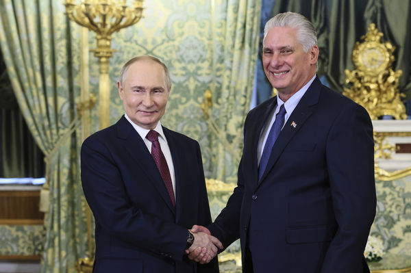 ▲▼古巴總統迪亞斯&mdash;卡奈（Miguel Diaz-Canel）2025年5月和俄羅斯總統普丁（Vladimir Putin）在克里姆林宮會晤。（圖／達志影像／美聯社）