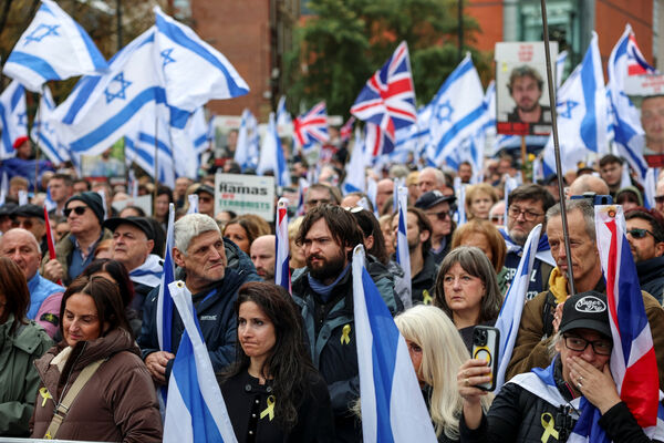 ▲▼挺以色列群眾聚集在英國曼徹斯特街頭。（圖／路透）