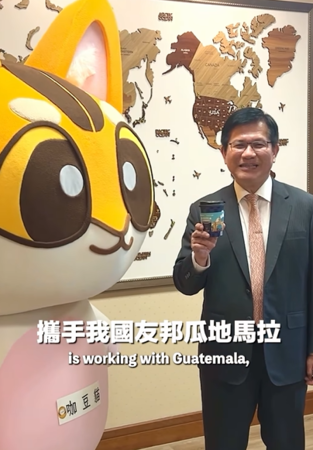 ▲▼外交部長林佳龍推「瓜地馬拉咖啡配月餅」，中秋以行動挺友邦農產。（圖／翻攝自Facebook／林佳龍）
