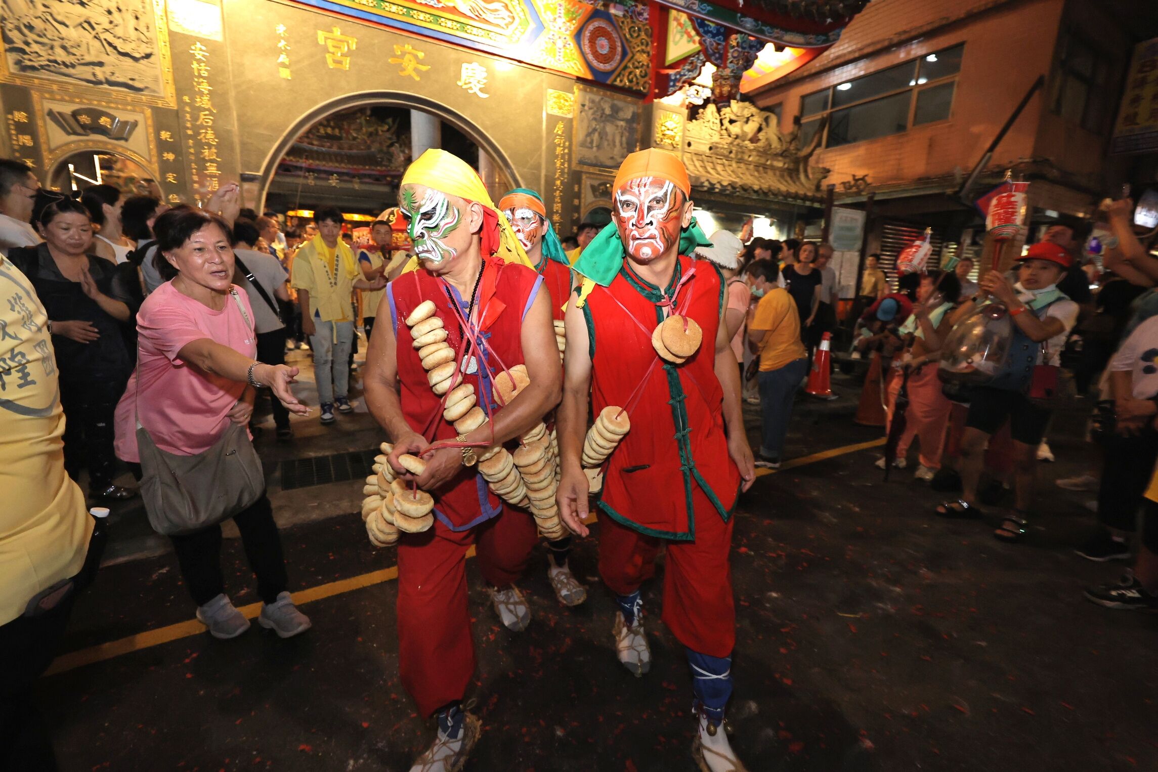 ▲雞籠城隍文化祭夜巡遶境祈福。（圖／記者郭世賢翻攝）
