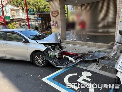 30歲男拉K上路逆向衝撞燈桿　路人「驚險閃過」逃劫畫面曝