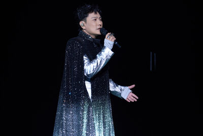 張信哲合體萬人紐約「走路上班」！　台下1舉動嗨喊：我被寵壞了