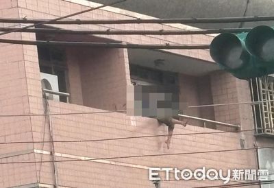 孩童高樓「坐陽台圍欄」用餐　他目擊驚呼：超級恐怖　