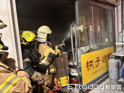 台南安平1家烤鴨店排煙管突起火！火勢6分鐘撲滅無人傷亡