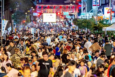 中壢「萬人封街烤肉」來了!大人小孩狂歡爽吃肉 人潮盛況超震撼