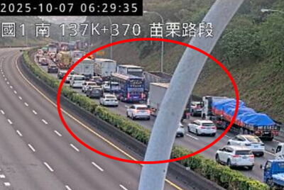 快訊／上班注意！　國1追撞翻車塞爆