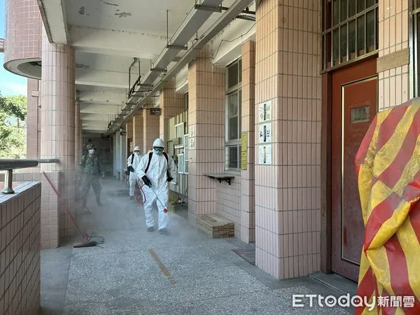 ▲受災嚴重光復國中已大致完成清淤，6日一早就有國軍消毒兵協助清消。（圖／記者王兆麟攝，下同）