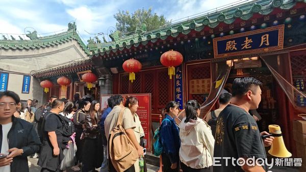 ▲▼ 大陸十一長假、北京、月老廟、中秋節月老生日 、人潮、京城最靈廟           。（圖／記者任以芳攝）