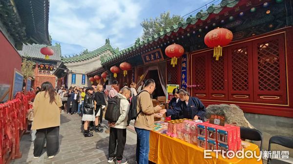 ▲▼ 大陸十一長假、北京、月老廟、中秋節月老生日 、人潮、京城最靈廟           。（圖／記者任以芳攝）
