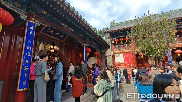 ▲▼ 大陸十一長假、北京、月老廟、中秋節月老生日 、人潮、京城最靈廟           。（圖／記者任以芳攝）