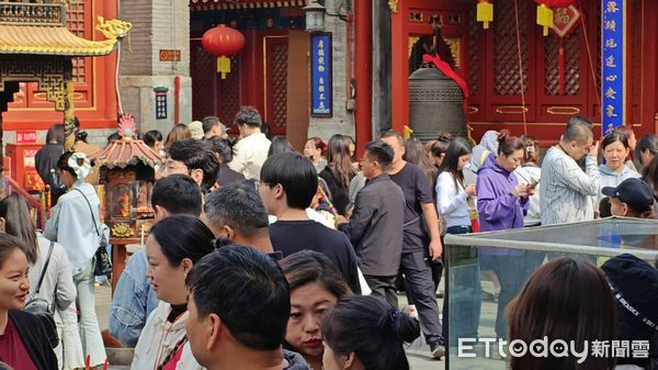 ▲▼ 大陸十一長假、北京、月老廟、中秋節月老生日 、人潮、京城最靈廟           。（圖／記者任以芳攝）