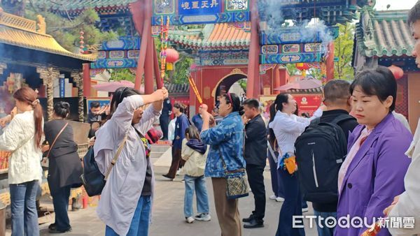 ▲▼ 大陸十一長假、北京、月老廟、中秋節月老生日 、人潮、京城最靈廟           。（圖／記者任以芳攝）