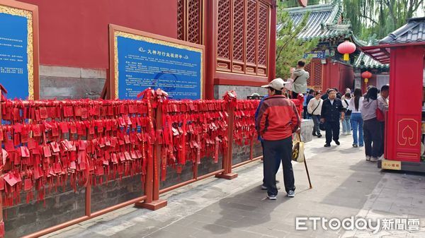 ▲▼ 大陸十一長假、北京、月老廟、中秋節月老生日 、人潮、京城最靈廟           。（圖／記者任以芳攝）