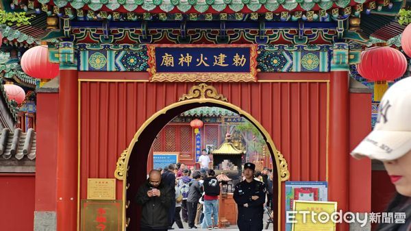 ▲▼ 大陸十一長假、北京、月老廟、中秋節月老生日 、人潮、京城最靈廟           。（圖／記者任以芳攝）