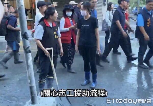 ▲▼陪賴清德勘災！徐榛蔚「突借鏟子鏟土」挨酸擺拍　花蓮縣府說話了。（圖／記者賴文萱翻攝）