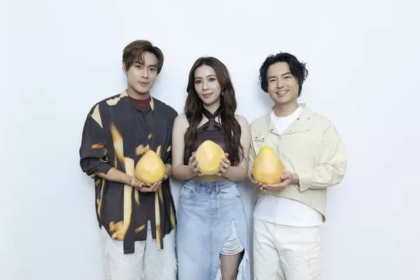 ▲▼ 告五人在上海開唱正值中秋前夕，他們也在後台開心分享柚子。（圖／相信音樂提供）