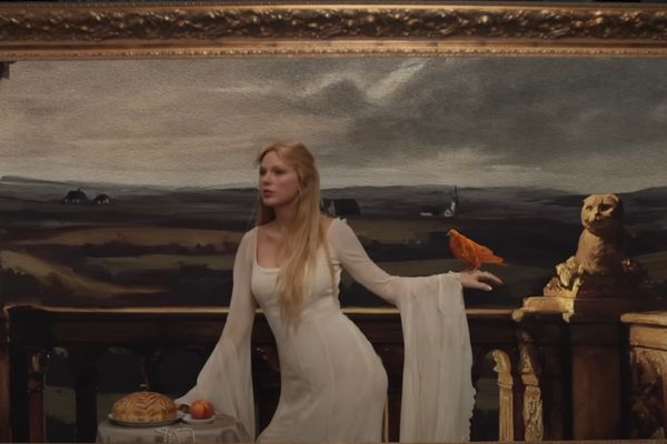 ▲橄欖球、泰勒絲自製的酸種麵包也入鏡MV，彩蛋滿滿。（圖／翻攝自YouTube／Taylor Swift）