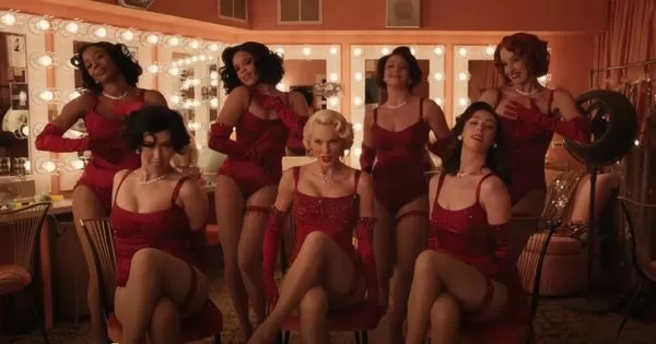 ▲橄欖球、泰勒絲自製的酸種麵包也入鏡MV，彩蛋滿滿。（圖／翻攝自YouTube／Taylor Swift）