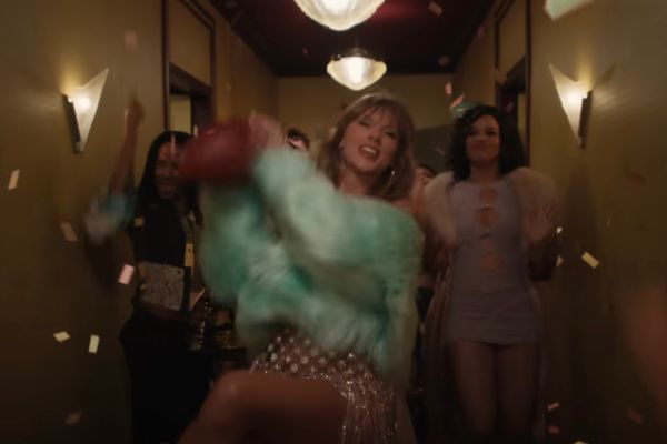 ▲橄欖球、泰勒絲自製的酸種麵包也入鏡MV，彩蛋滿滿。（圖／翻攝自YouTube／Taylor Swift）