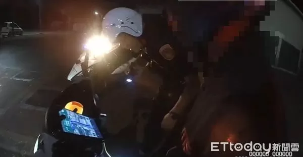 ▲男子騎贓車因未繫上安全帽扣帶遭員警攔查，車上帶著一袋光復災區生活物資。（圖／吉安警分局提供，下同）