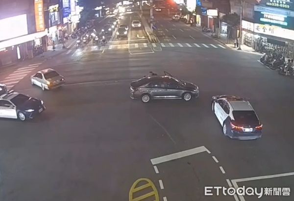 ▲桃園男駕車直接停在十字路口，警方上前關切。（圖／桃園警分局提供）