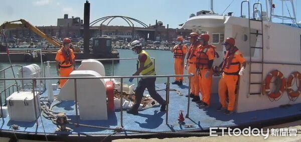 ▲▼越南籍兄弟永安漁港戲水，弟弟遭浪捲失蹤　海巡尋獲遺體。（圖／記者楊熾興翻攝）