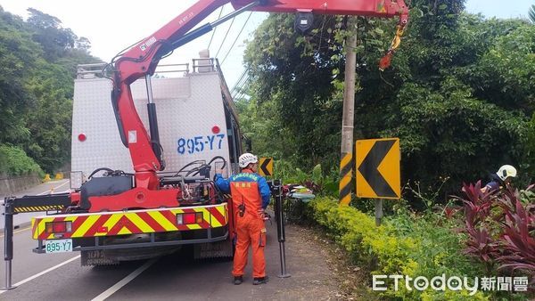 ▲▼苗栗台3線北向103.8K往三灣方向，男騎士過彎失控墜6m深邊坡。（圖／記者楊永盛翻攝）