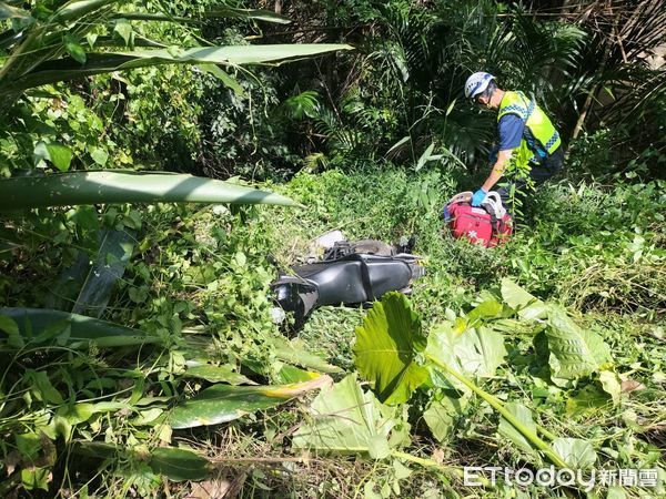 ▲▼苗栗台3線北向103.8K往三灣方向，男騎士過彎失控墜6m深邊坡。（圖／記者楊永盛翻攝）