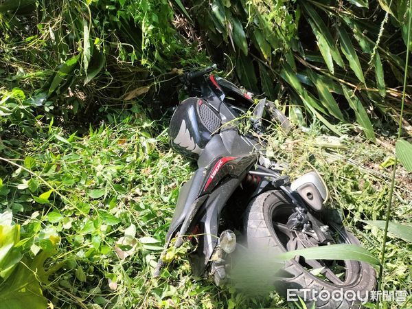 ▲▼苗栗台3線北向103.8K往三灣方向，男騎士過彎失控墜6m深邊坡。（圖／記者楊永盛翻攝）