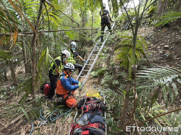 ▲▼苗栗台3線北向103.8K往三灣方向，男騎士過彎失控墜6m深邊坡。（圖／記者楊永盛翻攝）