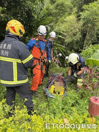 ▲▼苗栗台3線北向103.8K往三灣方向，男騎士過彎失控墜6m深邊坡。（圖／記者楊永盛翻攝）