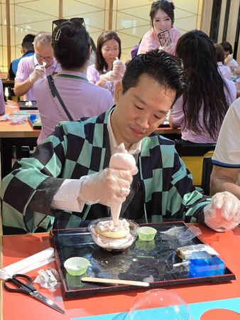 何志偉變身和菓子職人　參訪霧隱城DIY與民眾親切互動（手信坊）