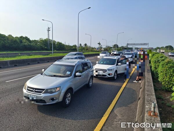 ▲國道1號台南安定段6日下午接連發生兩起追撞事故，造成3人輕傷送醫。（記者林東良翻攝，下同）
