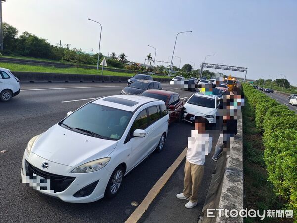 ▲國道1號台南安定段6日下午接連發生兩起追撞事故，造成3人輕傷送醫。（記者林東良翻攝，下同）