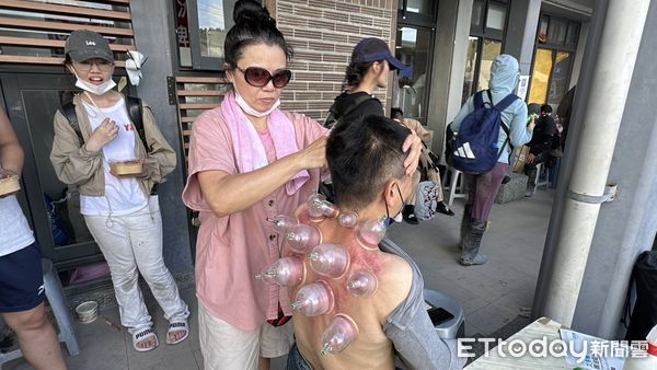 ▲▼ 中秋收假「鏟子超人」回家了！車站現送暖人潮，月餅、刮痧謝英雄。（圖／記者陳宏瑞攝）