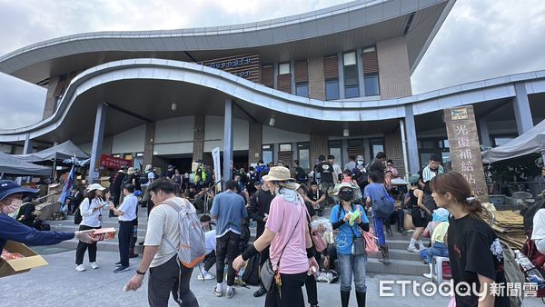 ▲▼ 中秋收假「鏟子超人」回家了！車站現送暖人潮，月餅、刮痧謝英雄。（圖／記者陳宏瑞攝）