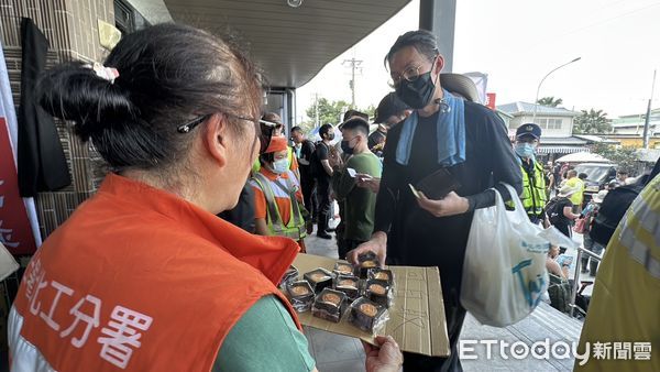 ▲▼ 中秋收假「鏟子超人」回家了！車站現送暖人潮，月餅、刮痧謝英雄。（圖／記者陳宏瑞攝）