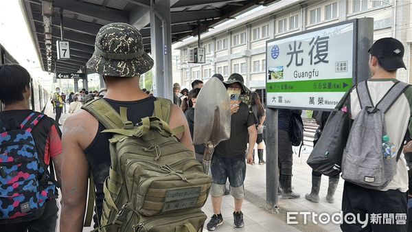 ▲▼ 中秋收假「鏟子超人」回家了！車站現送暖人潮，月餅、刮痧謝英雄。（圖／記者陳宏瑞攝）