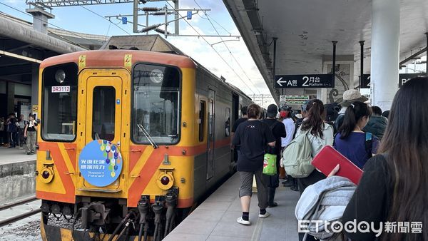 ▲▼ 中秋收假「鏟子超人」回家了！車站現送暖人潮，月餅、刮痧謝英雄。（圖／記者陳宏瑞攝）