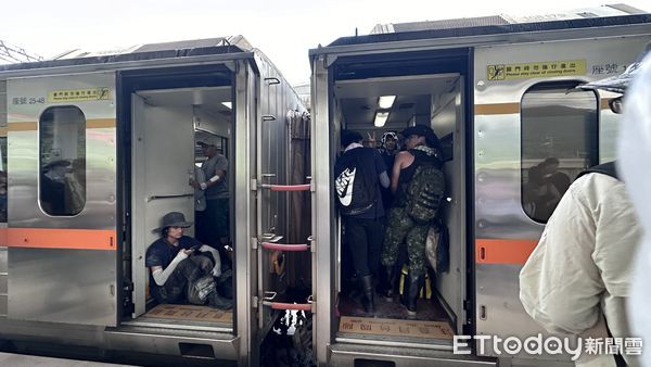 ▲▼ 中秋收假「鏟子超人」回家了！車站現送暖人潮，月餅、刮痧謝英雄。（圖／記者陳宏瑞攝）