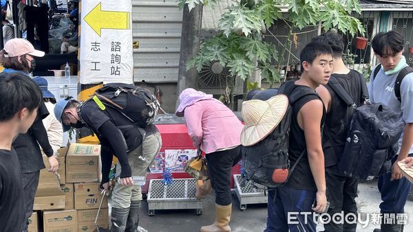 ▲▼ 中秋收假「鏟子超人」回家了！車站現送暖人潮，月餅、刮痧謝英雄。（圖／記者陳宏瑞攝）