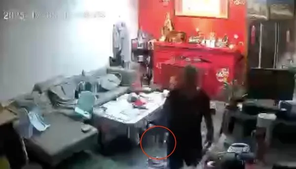 ▲▼高姓男子右手持刀破壞家中物品，網友貼文指稱警方已協助申請緊急保護令             。（圖／翻攝Threads）