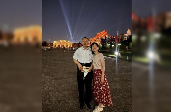 ▲▼柯文哲時隔2年過中秋　與陳佩琪在自由廣場合照放閃。（圖／翻攝柯文哲臉書）