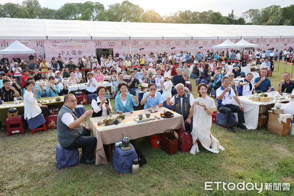 ▲南投茶博人潮洶湧，千人茶會茶席飄香。（圖／南投縣政府提供）